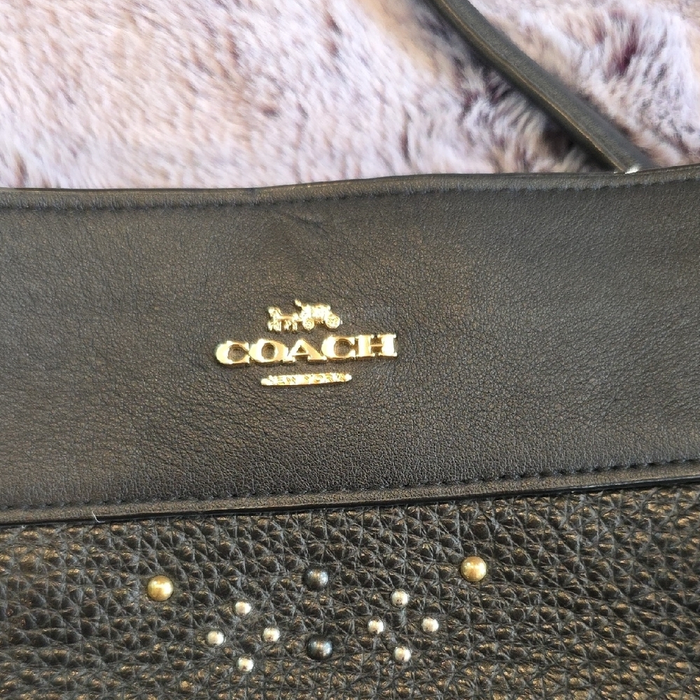Coach Black Leather Shoulder Bag with Textured Design - Picture 6 of 8